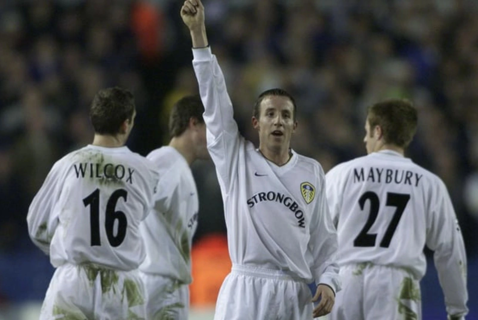 นักเตะลีดส์ ฉลองการเข้ารอบรองชนะเลิศท่ามกลางแฟนบอล